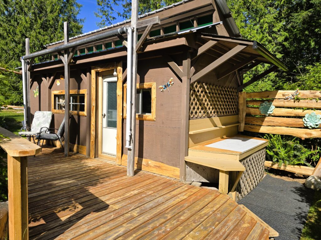 The Snug at Creekside Crossing Outside Deck and Cooking area